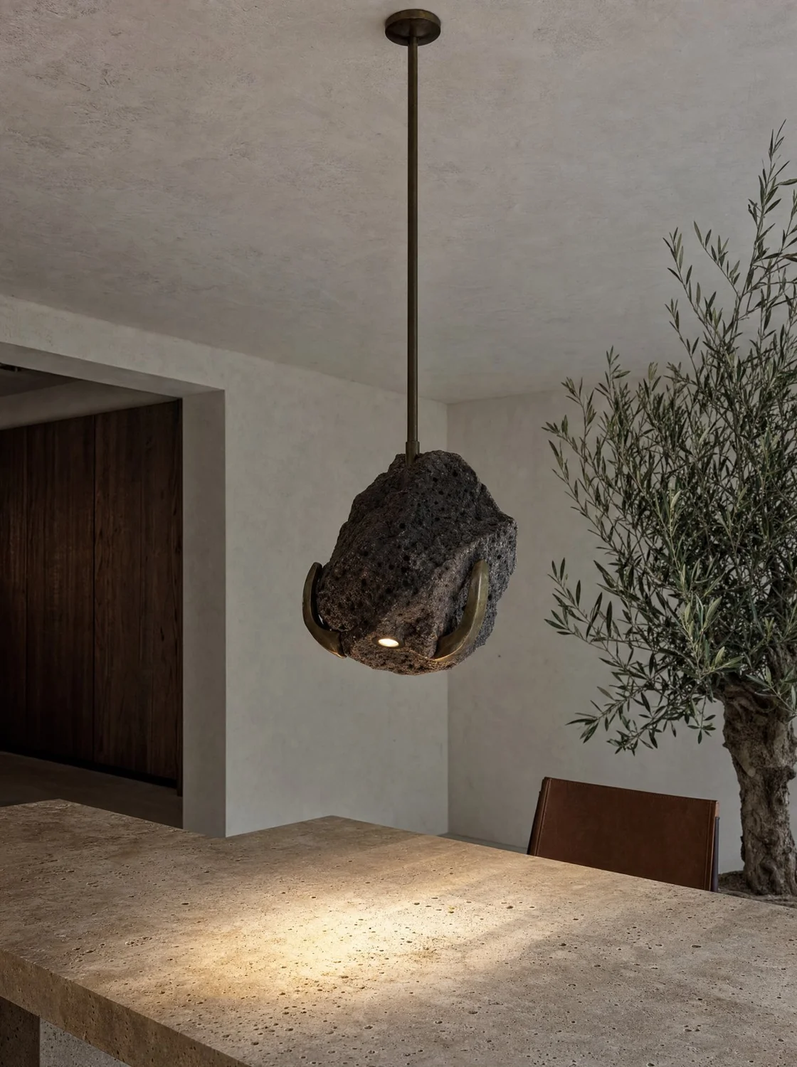 Colgante de roca con cuerda, lighting in raw rock and LED light. Design render.