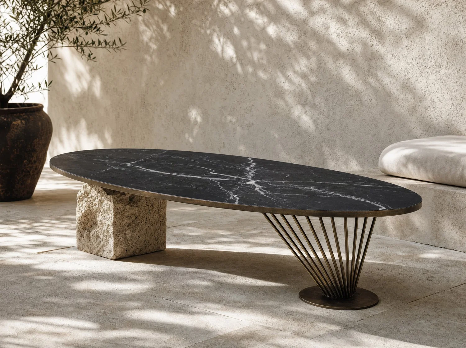 Arpa, mesa de centro en mármol negro Vizarrón, travertino y bronce. Render de diseño.